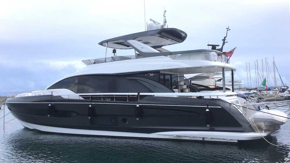 Exterior Azimut 78 Flybridge