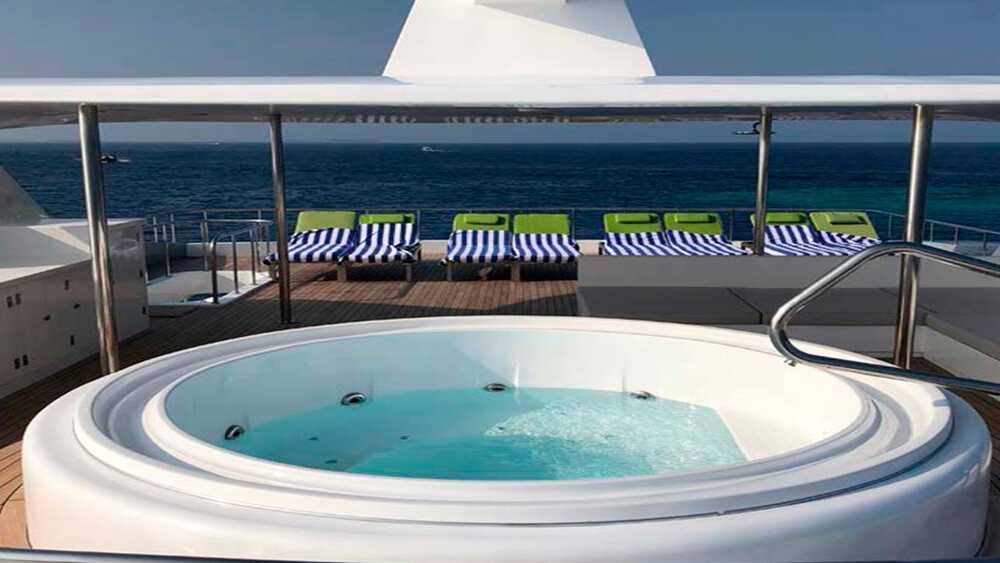 Jacuzzi on sundeck 