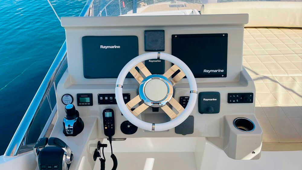 Flybridge helm station