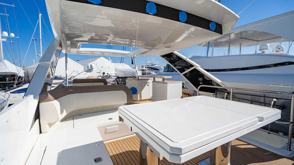 Dining area on aft flybridge