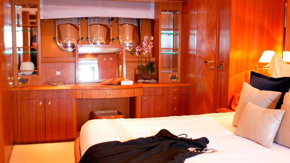 Master cabin M/Y LADY AMANDA