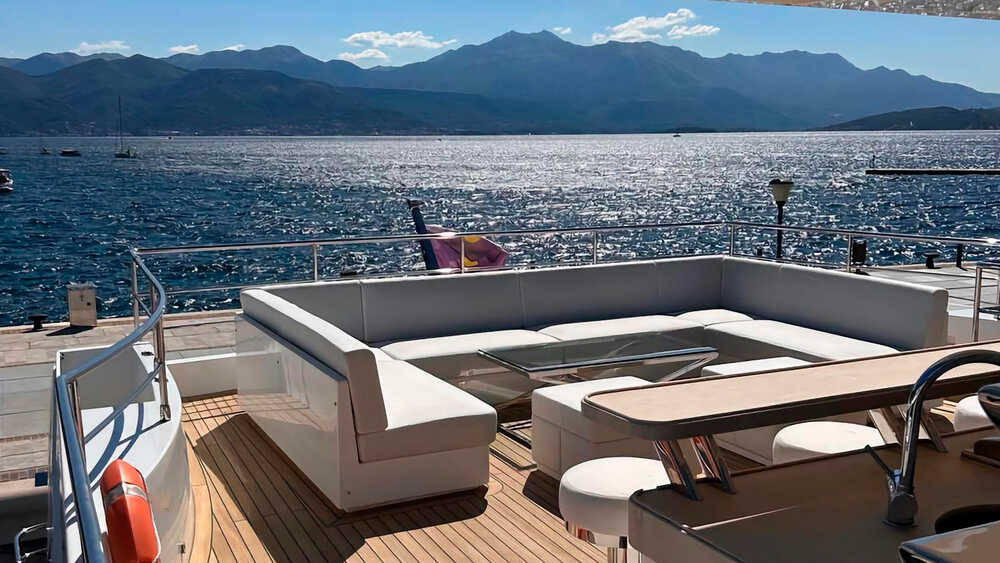 Relaxing area on aft flybridge