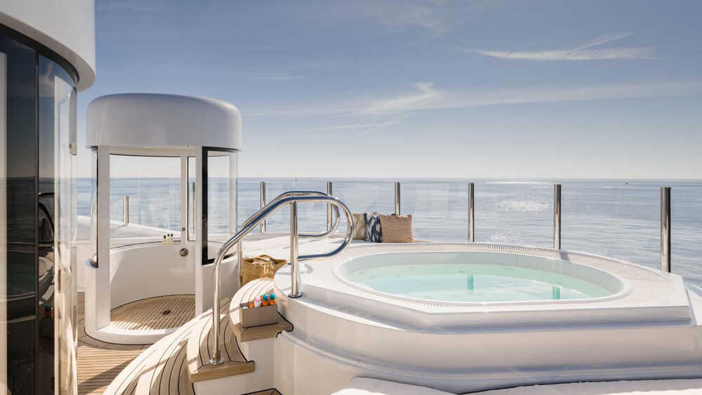 Sundeck Jacuzzi