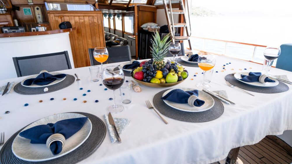 Salon dining