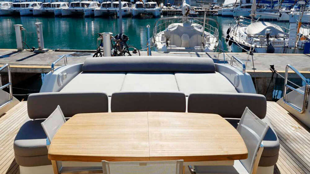 The cockpit of the Azimut 86S