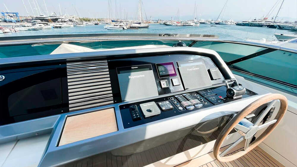 Flybridge helm station