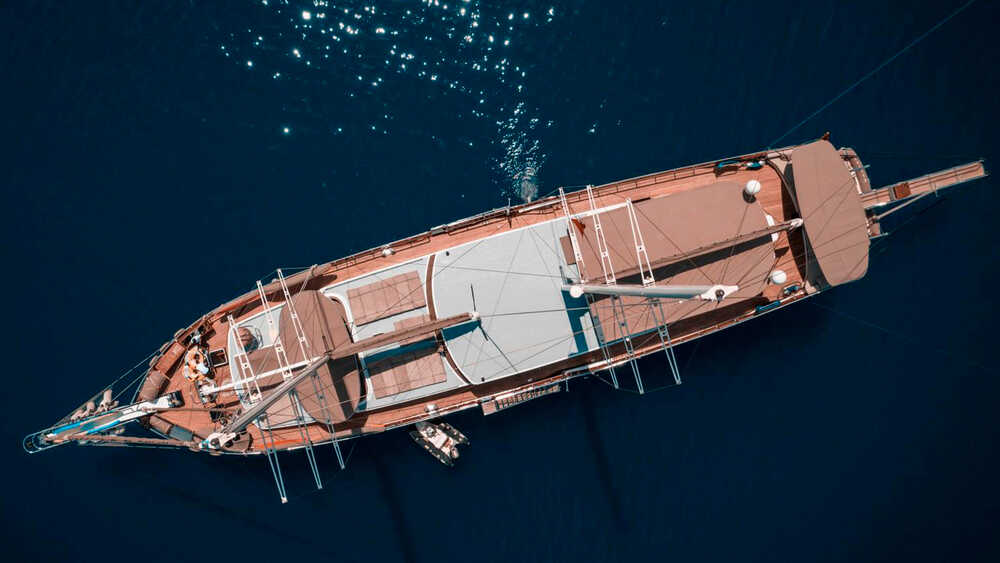 NEVRA QUEEN exterior