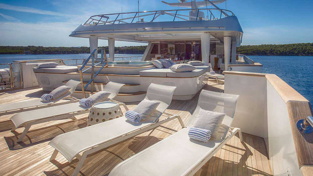 Upper deck sun lounge 