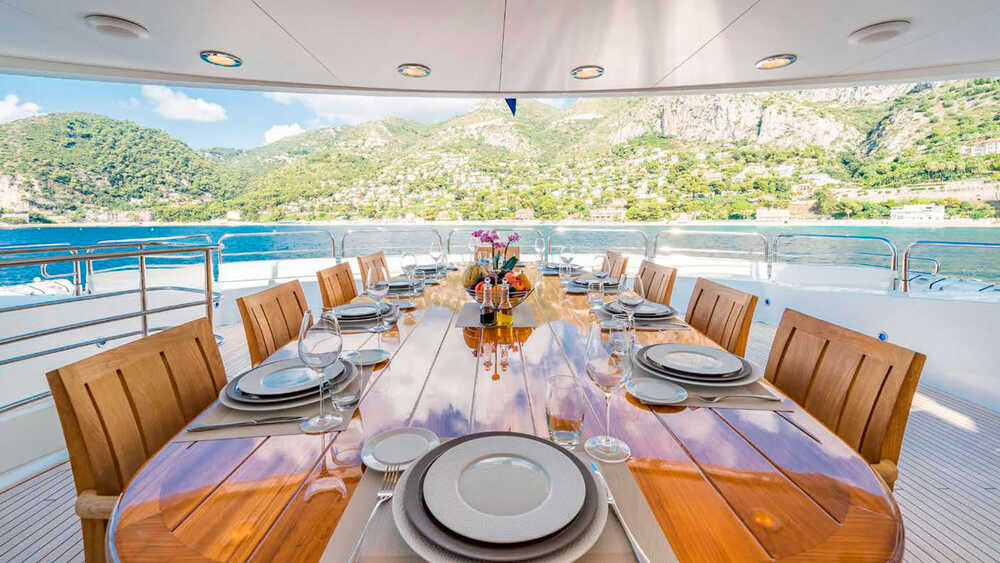 Dining area on the upper deck 