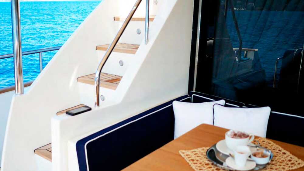 Cockpit M/Y LADY AMANDA