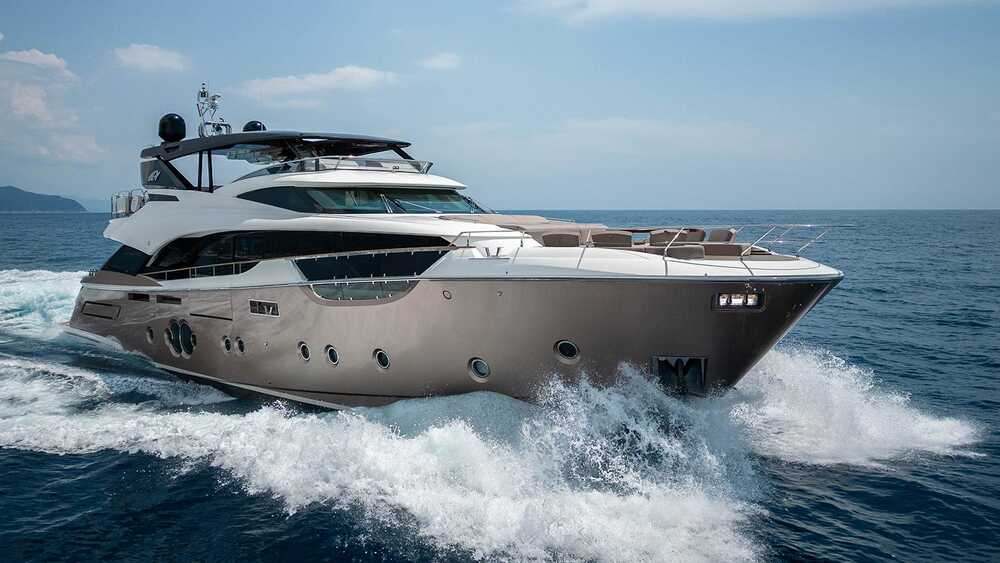 Exterior MCY 96 M/Y MIA 2017