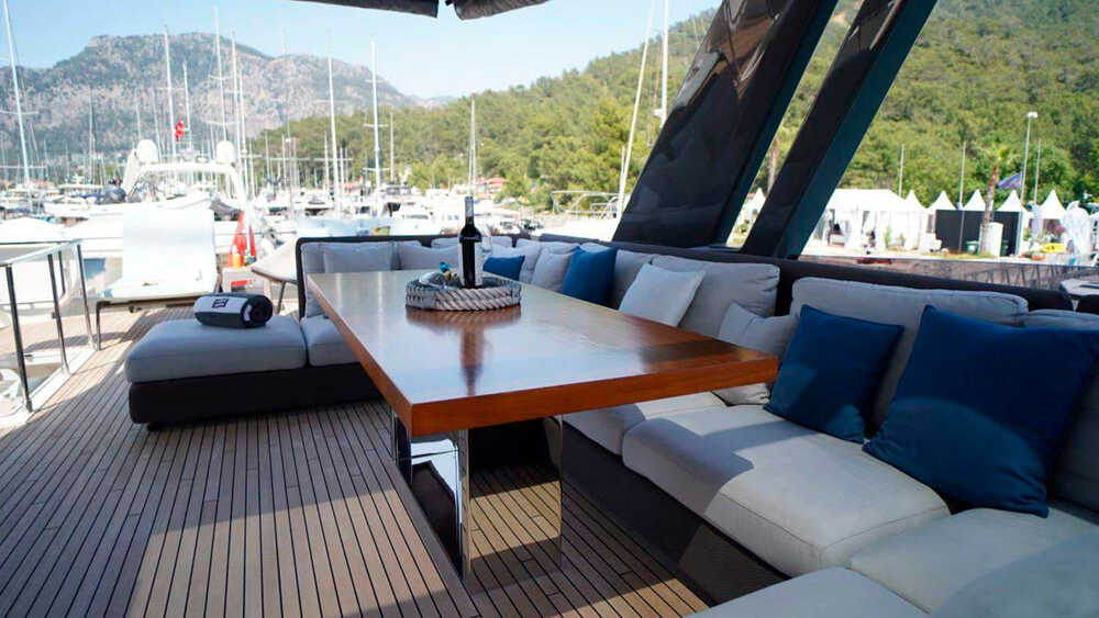 Dining area on the flybridge