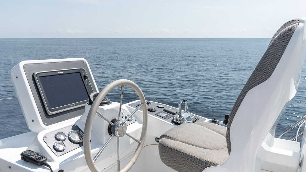 Helm station on flybridge