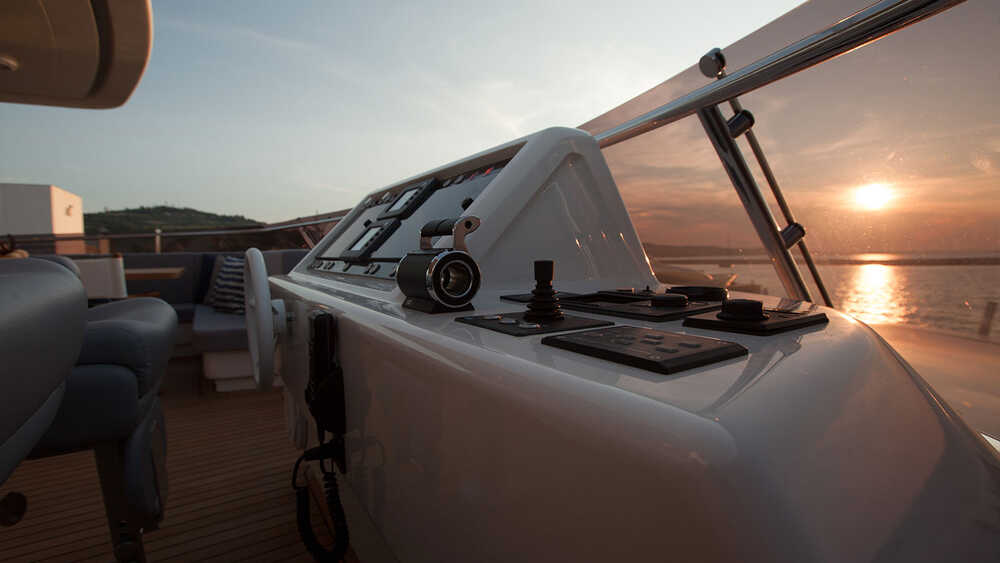 Helm station on flybridge
