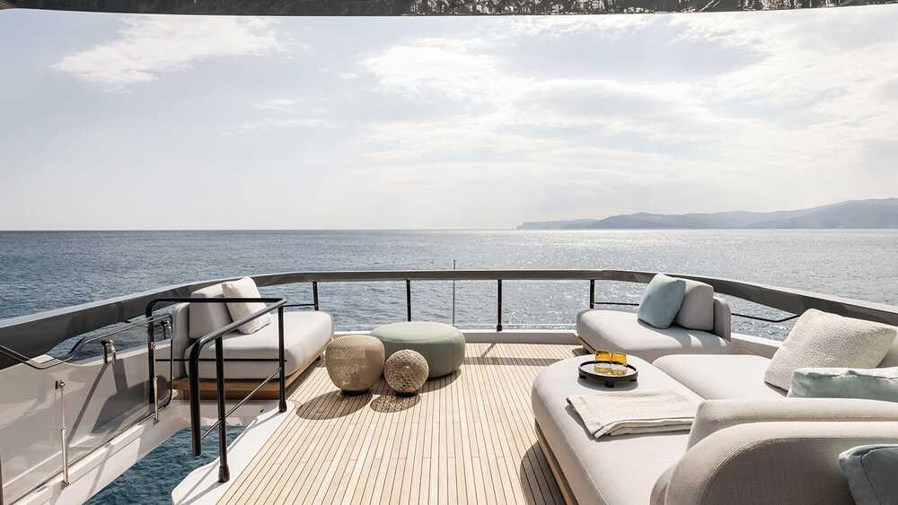 Lounge area on aft flybridge