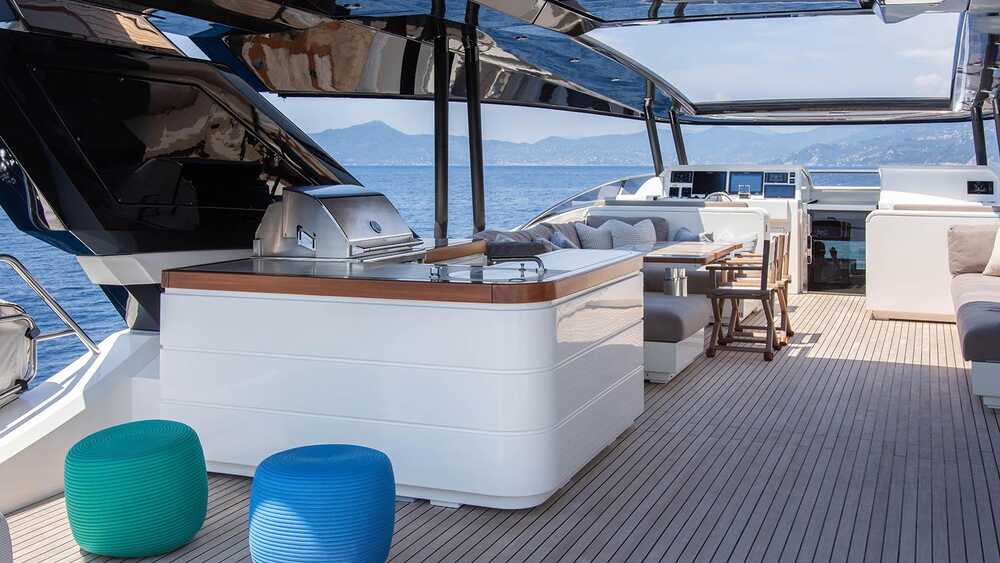 Bar with BBQ on flybridge