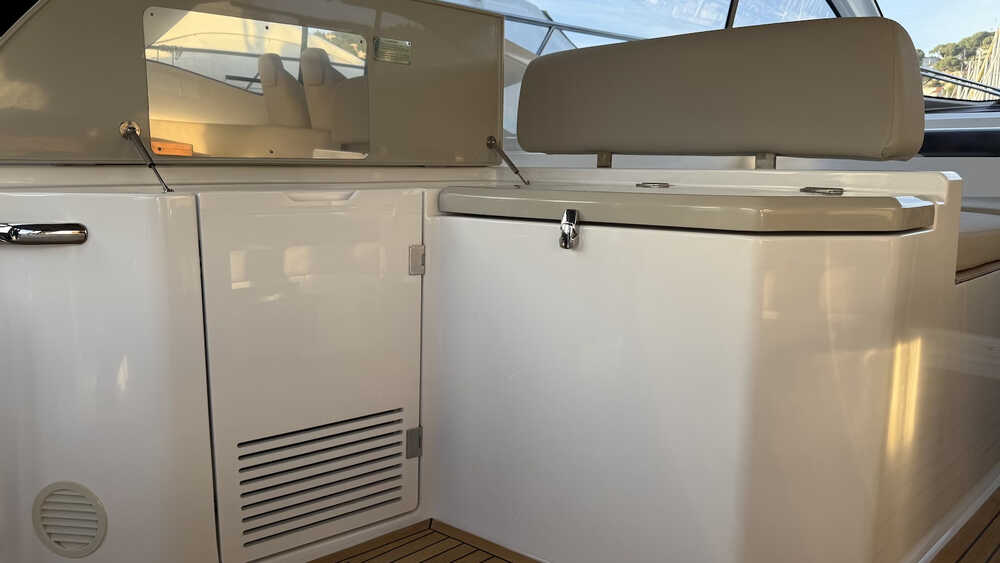 Bar with sink and grill in cockpit