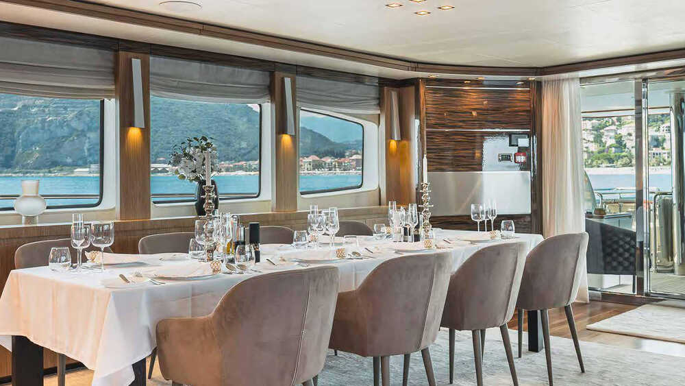 Main deck dining