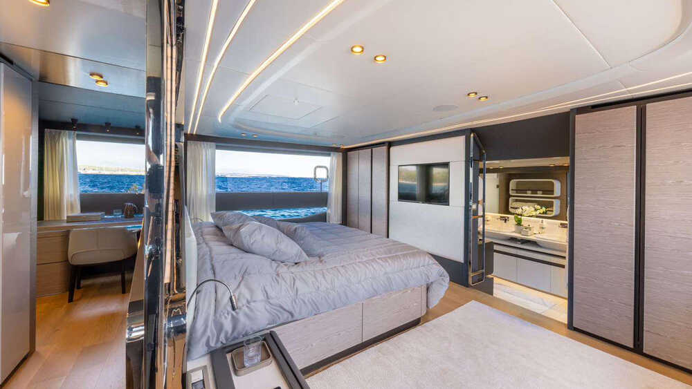 Master suit on main deck