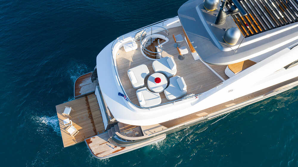 Lounge area on aft flybridge