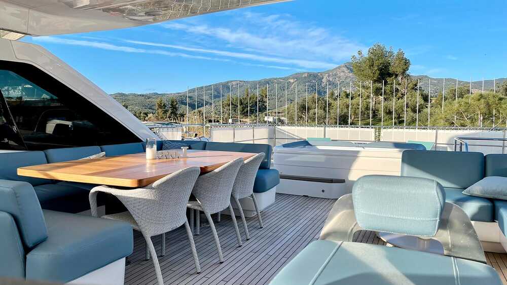 Dining area and jacuzzi on flybridge