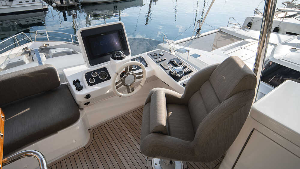Helm station on flybridge