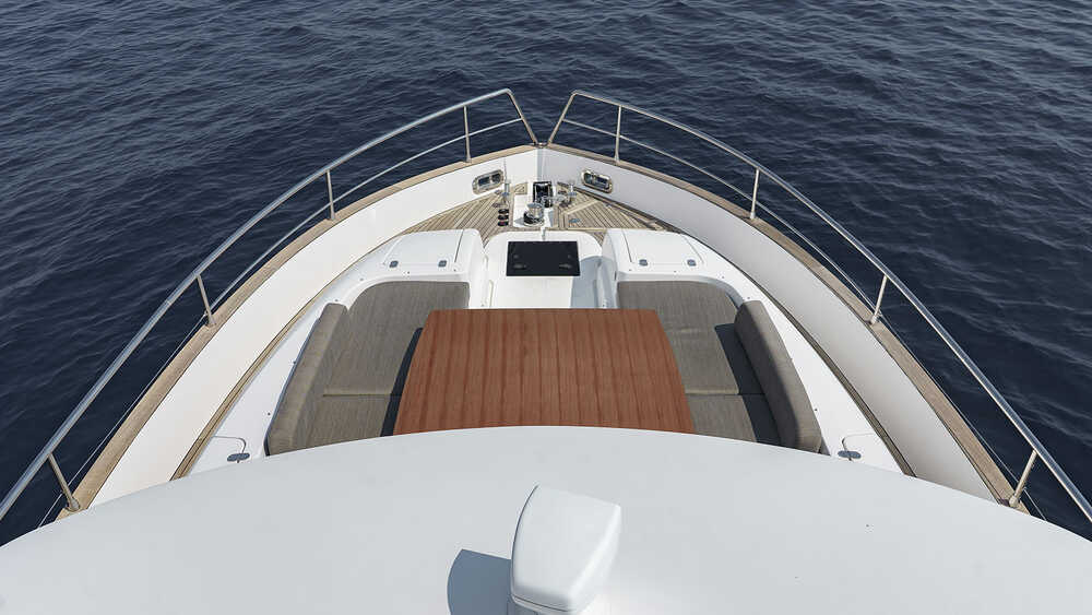 Table on bow with hi-lo system <br/>convertible in sunbathing area
