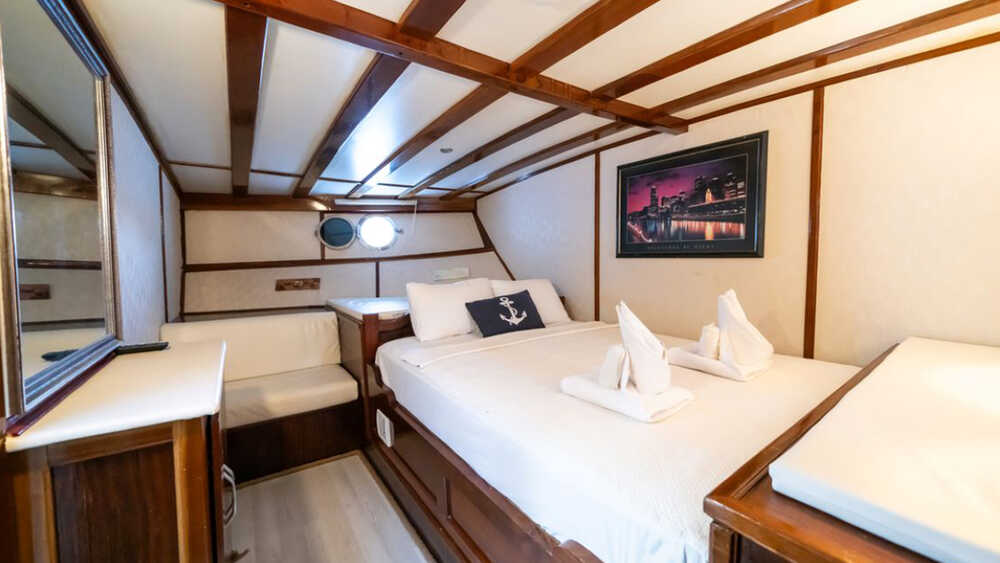 Bow guest cabin