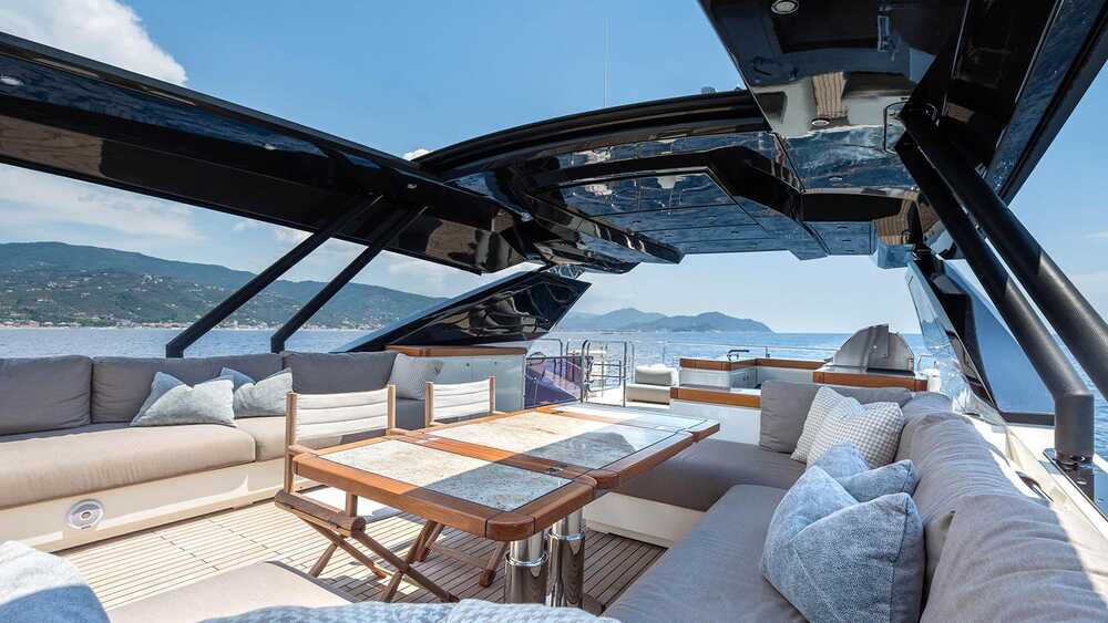 Dining area on flybridge