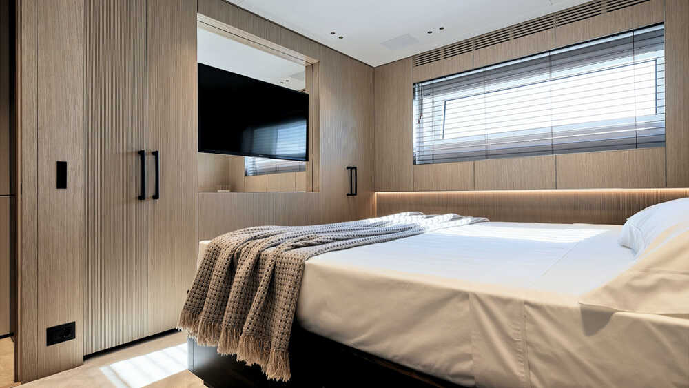 Guest cabin on starboard side on lower deck