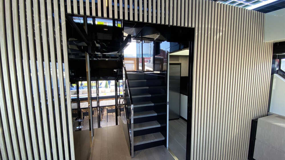 Access to flybridge