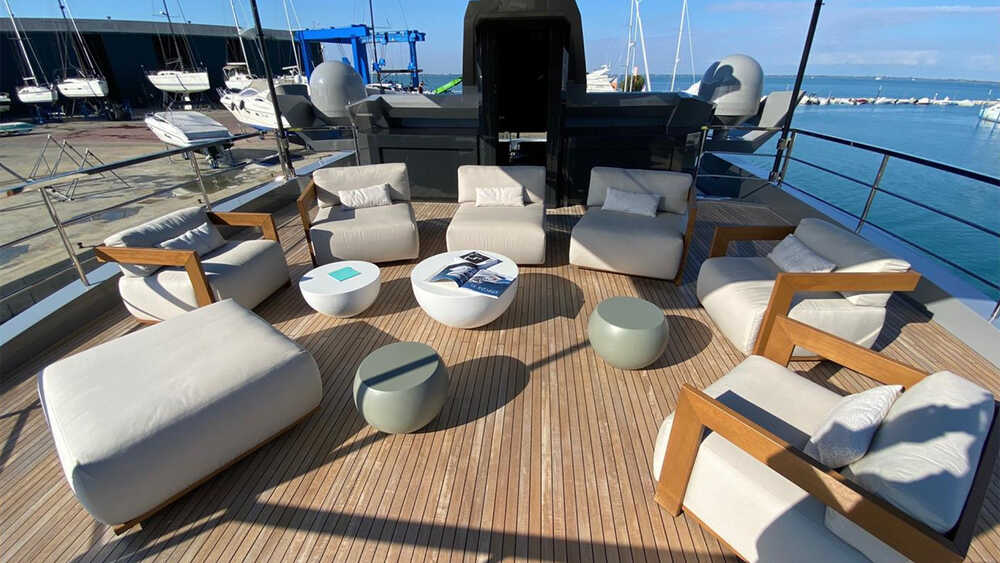 Lounge area on aft flybridge
