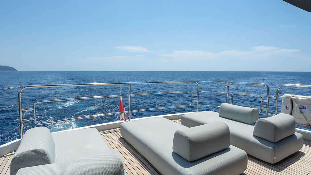 Sunbathing area on aft flybridge