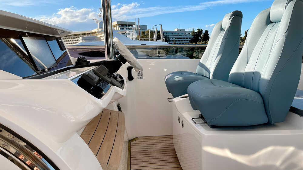 Helm station on flybridge