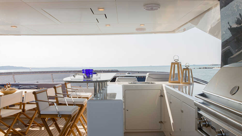 Wet bar on flybridge
