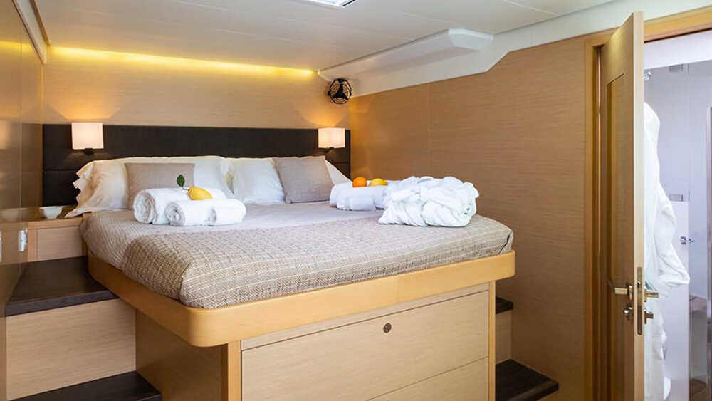Bow-right cabin