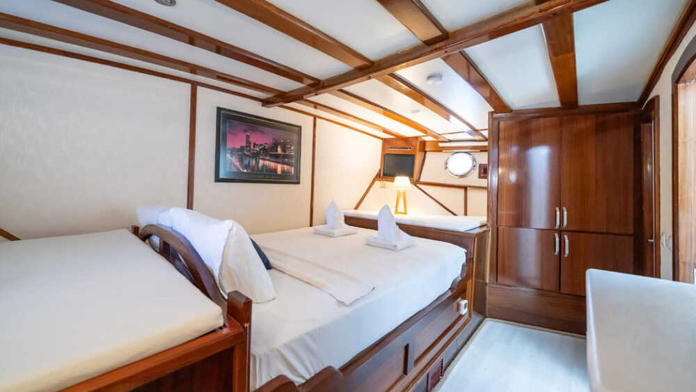 Bow guest cabin