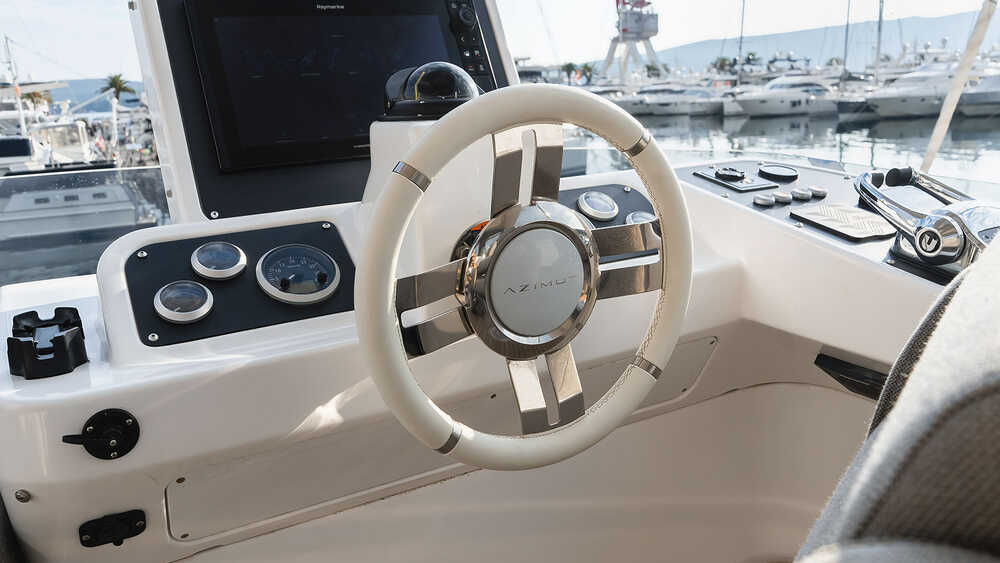 Helm station on flybridge