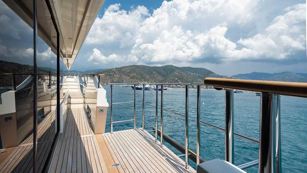 Folding bulwark on side deck