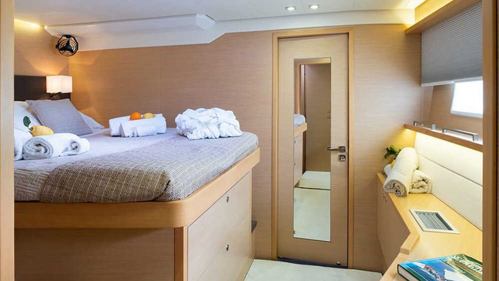 Bow-right cabin