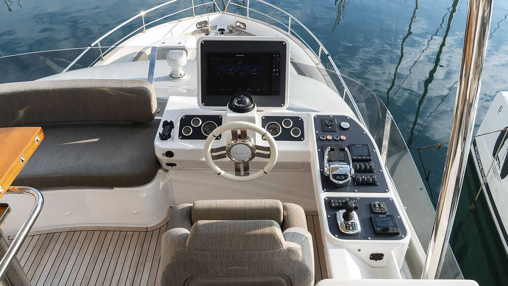 Helm station on flybridge
