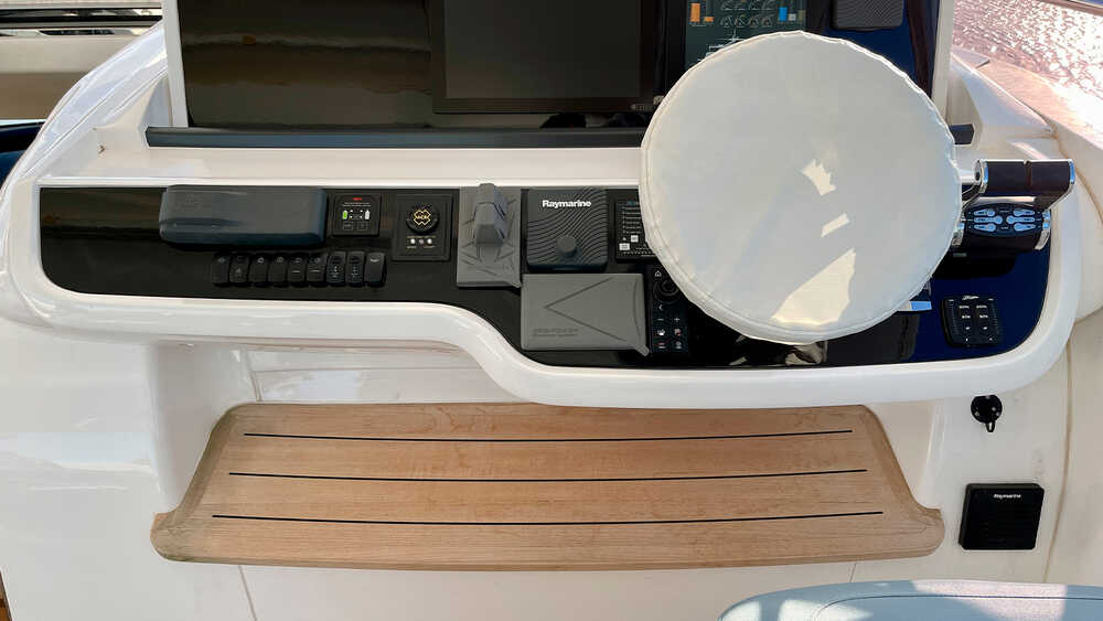 Helm station on flybridge