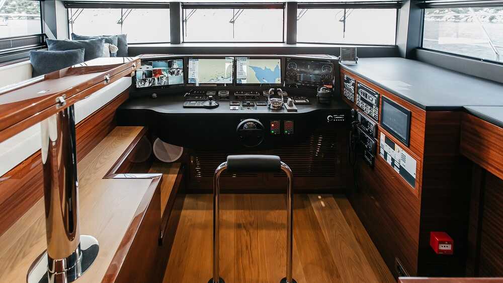 Helm station