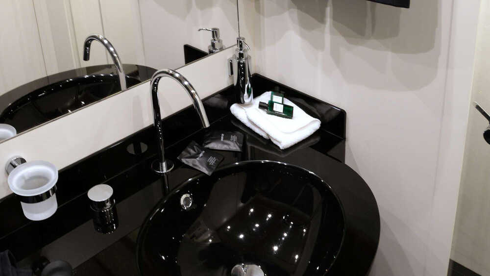 Guest double cabin bathroom