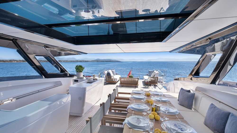Sundeck dining
