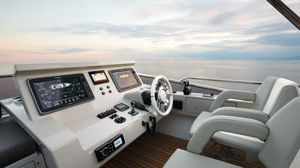 Helm station on flybridge