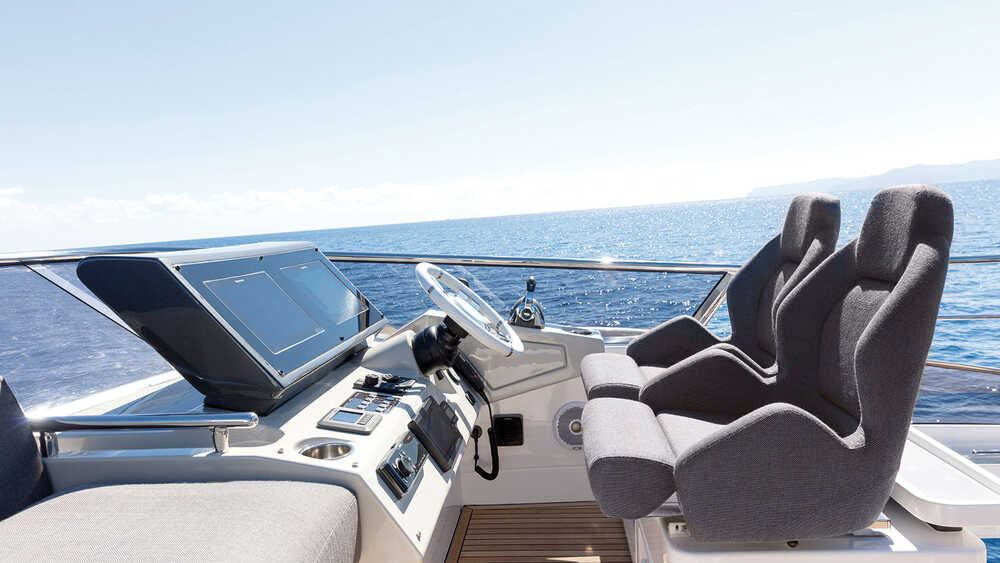 Helm station on flybridge