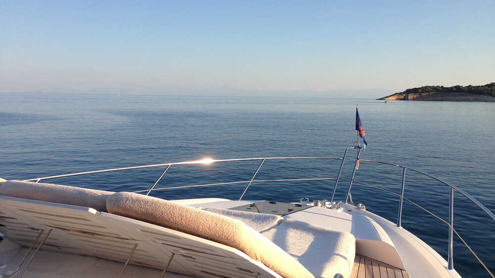 Bow deck with sunbathing cushions