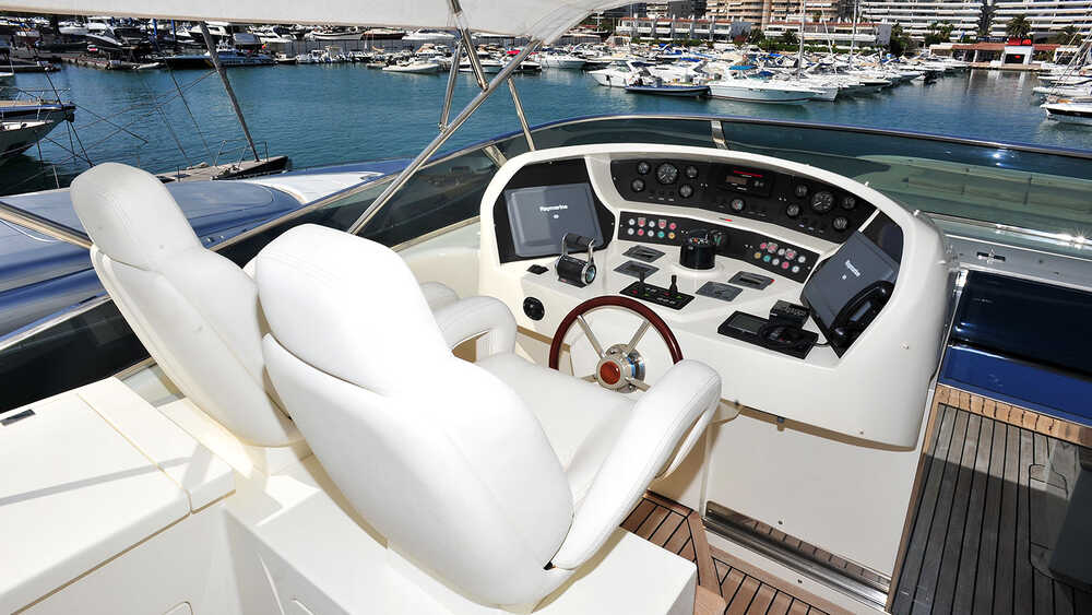 Control station on flybridge