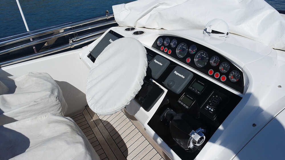 Helm station on flybridge